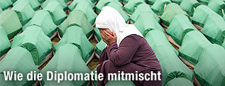 Frau vor Särgen zum Srebrenica-Gedenken