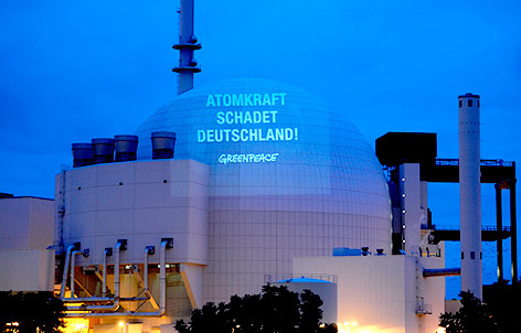 © APA/DPA/Fabian Bimmer Protest-Projektion auf Atomreaktor Brokdorf