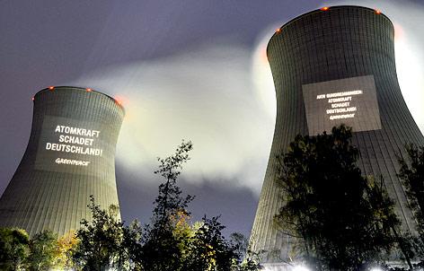 © AP/dapd/Lukas Barth Protest-Projektion auf Atomreaktor Gundremmingen