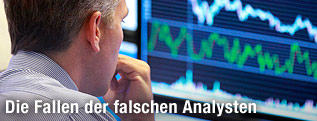 B&ouml;rsenmakler vor einem Bildschirm mit B&ouml;rsencharts