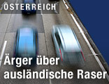 Schnell fahrende Autos auf mehrspuriger Stra&szlig;e