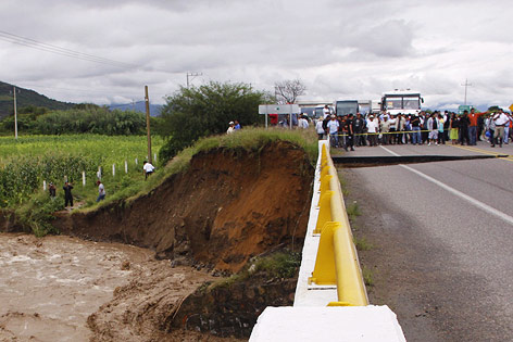 © APA/EPA/Max Nunez Beschädigte Brücke in Mexiko