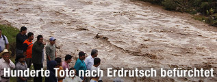 Mexikaner beobachten Hochwasser