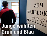 Junger W&auml;hler geht in ein Wahllokal
