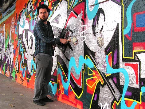 © ORF.at/Simon Hadler Brad Downey vor einer Graffitiwand