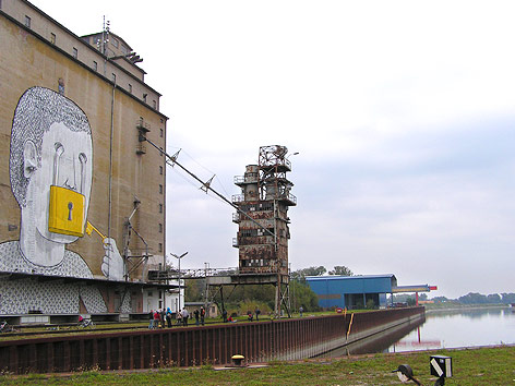© ORF.at/Simon Hadler Riesengraffiti auf einem alten Speicher