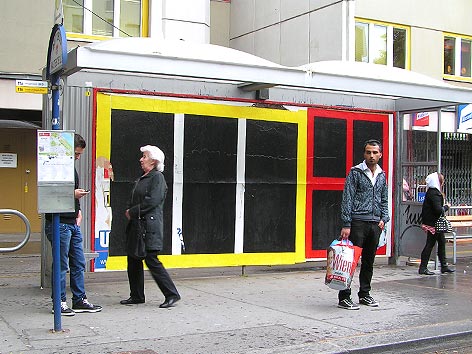 © ORF.at/Simon Hadler Überklebtes Plakat an einer Straßenbahnhaltestelle