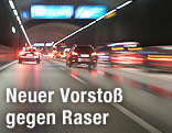 Schnell fahrende Autos in einem Tunnel