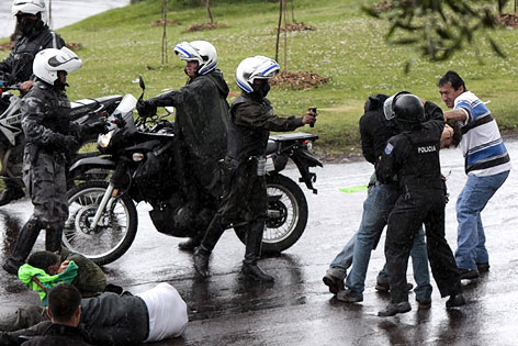 © APA/EPA/Jose Jacome Polizisten in Ecuador greifen Anhänger von Präsident Correa auf