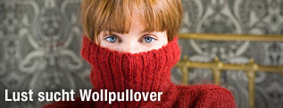 Frau in rotem Wollpullover
