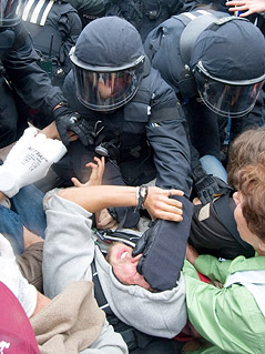 © APA/EPA/Uwe Anspach Polizisten halten Demonstranten gegen Stuttgart 21 fest
