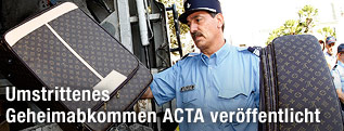Polizist vernichtet Markenkoffer-Imitate