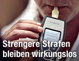 Mann bläst in einen Alkomaten