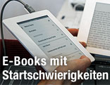 Mann hält Kindle in der Hand