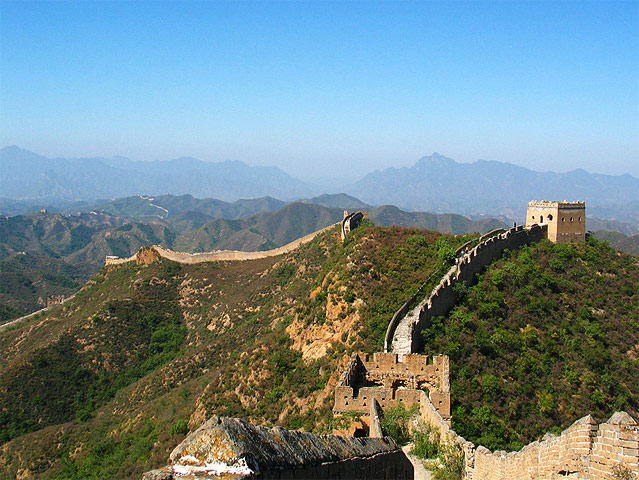 Chinesische Mauer zieht sich über Berge