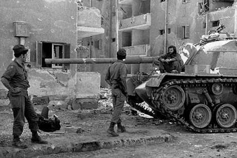 © AP Israelische Soldaten warten auf einem Panzer auf ihren Einsatz