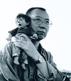 © APA/EPA/DPA/Liu Xia Liu Xiaobo mit Puppe