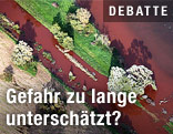 Luftaufnahme eines mit Giftschlamm verseuchten Flusses