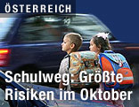 Kinder überqueren eine Straße
