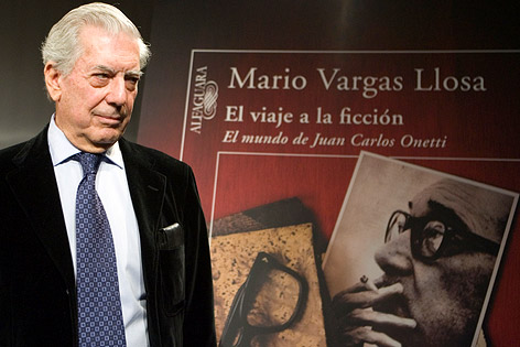 Mario Vargas Llosa bei der Präsentation seines Werkes "Die Welt des Juan Carlos Onetti"