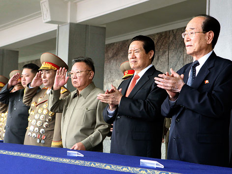 © AP/Xinhua/Yao Dawei Kim Jong Un salutiert während er mit seinem Vater Kim Jong Il der Militärparade beiwohnt.