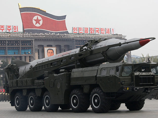 North Koreas Lenkraketen werden auf einem Truck durch die gewaltige Militärparade gefahren.