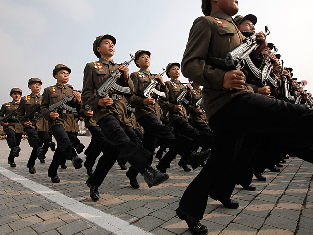 Nordkoreas Soldaten marschieren im Gleichschritt.