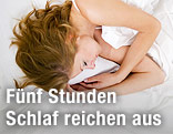 Frau liegt schlafend im Bett