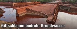 Ein durch toxischen Schlamm weggerissene Brücke