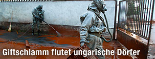 Helfer mit Schutzkleidung