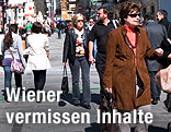 Menschenmenge auf einer Wiener Einkaufsstraße