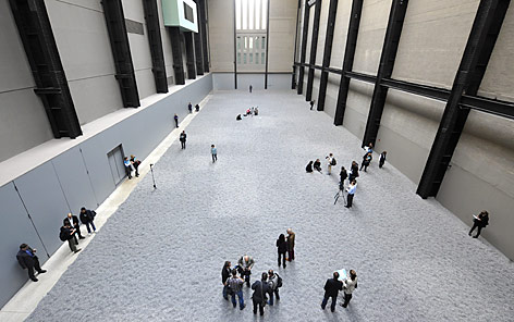 © AP/Lennart Preiss Besucher gehen durch die Installation "Sunflower Seeds" im Tate Modern