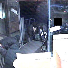 © APA/Polizei Maskierte transportieren einen Bankomaten ab.