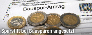 Bausparantrag mit Euro-Münzen