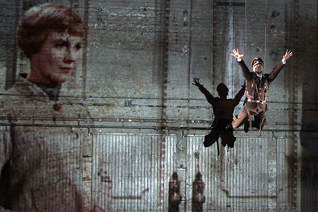 © APA/Georg Hochmuth Schauspieler Simon Kirsch in einer Szene aus "Die Beteiligten"