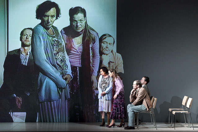 © Burgtheater/Anna Stöcher Die Schauspieler Barbara Petritsch, Alexandra Henkel, Jörg Ratjen, Simon Kirsch, Jörg Ratjen, Peter Knaack