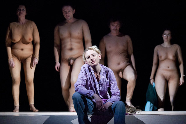© Burgtheater/Anna Stöcher Die Schauspieler Barbara Petritsch, Peter Knaack, Jörg Ratjen, Alexandra Henkel und Katharina Schmalenberg