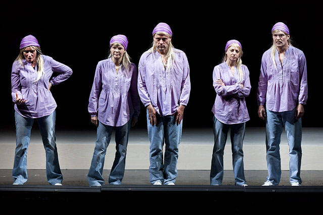 © Burgtheater/Anna Stöcher Die Schauspieler Barbara Petritsch, Katharina Schmalenberg, Alexandra Henkel, Jörg Ratjen, Simon Kirsch, Peter Knaack
