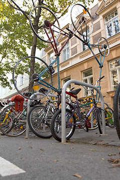 © ORF.at/Wolfgang Rieder Pyrorad vor der Bikekitchen