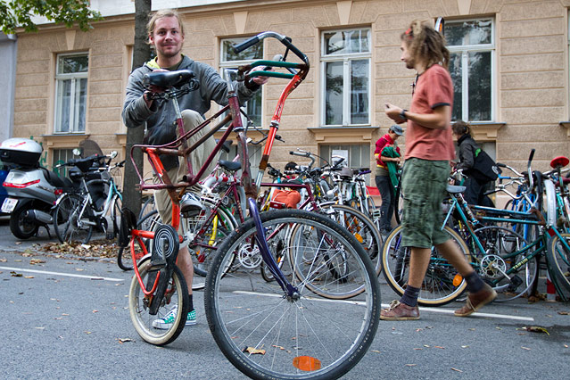 © ORF.at/Wolfgang Rieder Johannes RIchter (Gründungsmitglied der Selbsthilfewerkstatt Bikekitchen) mit einem Tall Bike
