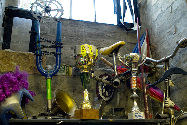 © ORF.at/Wolfgang Rieder Pokale in der Bikekitchen