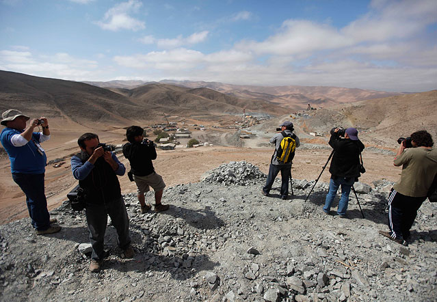 © AP/Roberto Candia Journalisten bei Mine in Chile