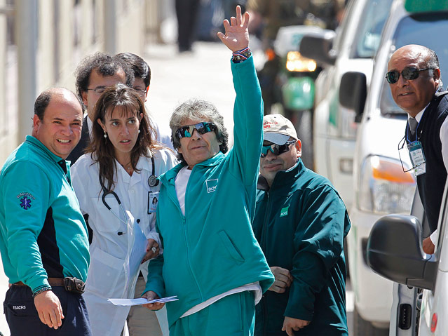 © Reuters/Mariana Bazo Der Älteste der 33 verschütteten Minenarbeiter, Mario Gomez, bei der Ankunft am Copiapo-Krankenhaus