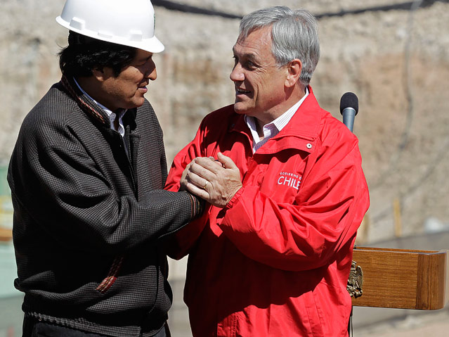 © Reuters/David Mercado Boliviens Präsident Evo Morales (links) bedankt sich bei seinem chilenischen Amtskollegen Präsident Sebastian Pinera