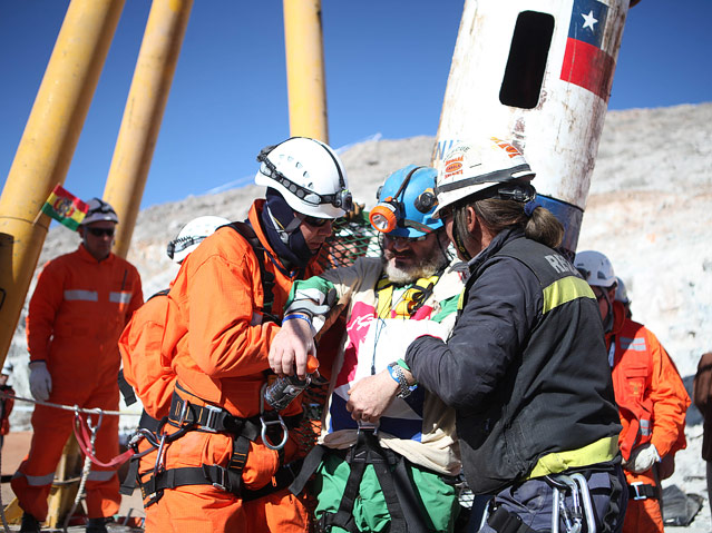 © Reuters Mitarbeiter helfen dem Kumpel Jorge Galleguillos aus der Rettungskapsel