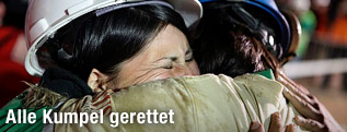 Geretteter Bergarbeiter umarmt Frau