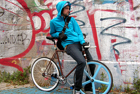 © ORF.at/Simon Hadler Nicholas Platzer von der Galerie Inoperable mit seinem Fixie