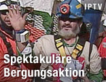 Elfter Kumpel steigt aus der Bergungskapsel