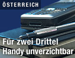 Handy liegt auf Buch