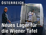 M&auml;nner verfrachten Lebensmittel in einen Lkw